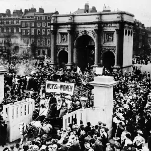 Suffragettes June 1908 Votes for Women meeting in Hyde Park The euston Road Suffragettes June 1908 Votes for Women meeting in Hyde Park The euston Road