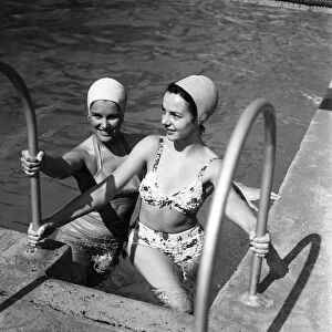 As the summer heatwave hits central London, Londoners flock to the Oasis Lido to cool off