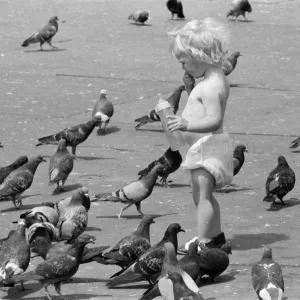 Summer Weather Pix, Trafalgar Square, London, 8th June 1976