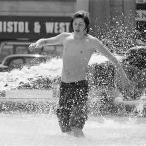 Summer Weather Pix, Trafalgar Square, London, 8th June 1976