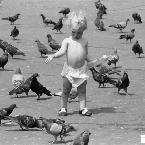 Summer Weather Pix, Trafalgar Square, London, 8th June 1976