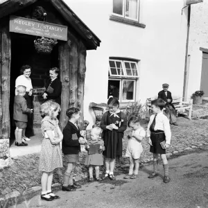 La scuola domenicale si tiene in un pub di una piccola località, Alswear, Devon. 26 luglio 1953.