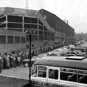 Sunderland Associated Football Club - Sunderland fans queue for tickets for