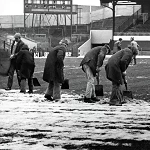 Sunderland Associated Football Club - Sunderlands ground staff clearing snow at