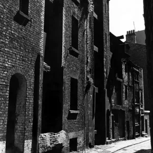 Sonnenlicht und Schatten in den Lagerhäfen. Litherlands Gasse, abgelegen von der Canning-Platz, Liverpool