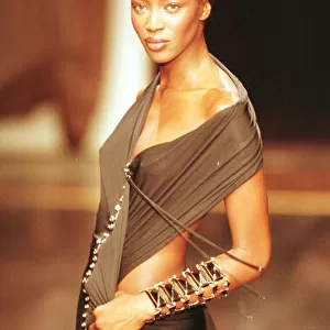 Supermodel Naomi Campbell Italy Milan Fashion Week 1998 Naomi Campbell walks down