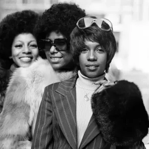 Les Suprèmes, de gauche à droite, Lynda Lawrence, Jean Terrell et Mary Wilson. Les Suprèmes, de gauche à droite, Lynda Lawrence, Jean Terrell et Mary Wilson.