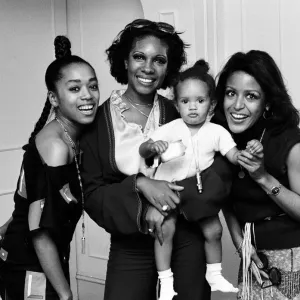 Les Suprèmes, de gauche à droite, Susaye Greene, Mary Wilson avec son bébé d'un an. Les Suprèmes, de gauche à droite, Susaye Greene, Mary Wilson avec son bébé d'un an.