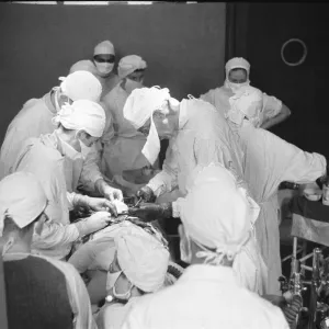 Chirurgieprofessor Browne wird hier gesehen, während er eine C-Section-Versorgung durchführt, um ein Kind zu liefern Chirurgieprofessor Browne wird hier gesehen, während er eine C-Section-Versorgung durchführt, um ein Kind zu liefern