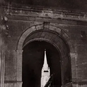 Über die Hängebrückebogen unter dem zwei Mädchen Schutz nehmen Allerheiligenkirche bei.