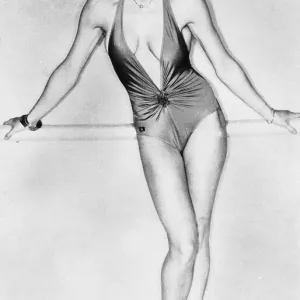 Suzanne Danielle actriz modelando un traje de baño de una pieza febrero 1980 A©mirrorpix