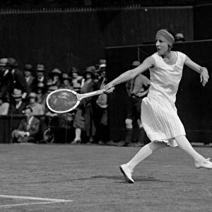 Suzanne returns a backhand at the 1925 Wimbledon Tennis Championships