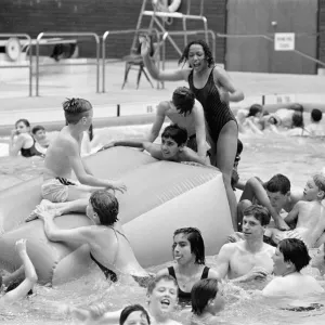 Dans la natation les jeunes font un grand bruit dans ce centre de sports boire le quatrième.