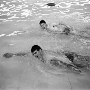 Nadador Bobby Lord (en la parte superior de la imagen) entrenando con el entrenador Graham Symonds. 8 de noviembre de 1965.