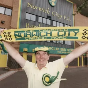 Sydney Devine, Chanteur, photographié debout en dehors du Norwich City Football Club, Carrow Road. Sydney Devine, Chanteur, photographié debout en dehors du Norwich City Football Club, Carrow Road.