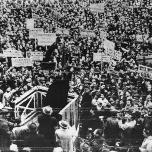 Sfruttando la loro prima libertà di parola per ventidue anni gli italiani tengono una messa. Sfruttando la loro prima libertà di parola per ventidue anni gli italiani tengono una messa.