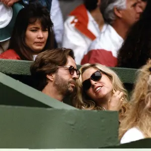 La actriz Tatum O'Neal esposa del tenista John McEnroe la ve jugando con ella.