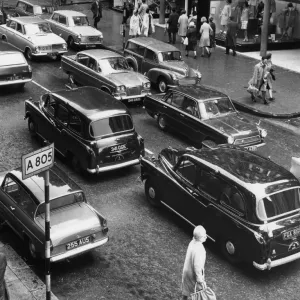 Taxis en una calle de Glasgow, atascados en el tráfico alrededor del centro de la ciudad.