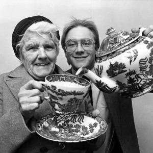 Té para uno, para Frances Littlefair Brown de 80 años con una gran olla de té suministrada por. Té para uno, para Frances Littlefair Brown de 80 años con una gran olla de té suministrada por.