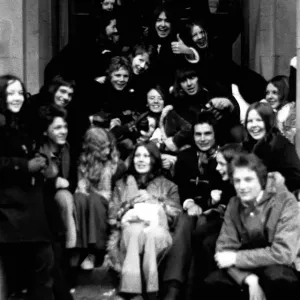Ces fans de David Bowie adolescente patientent dans la pluie torrentielle pour des billets pour son concert à.