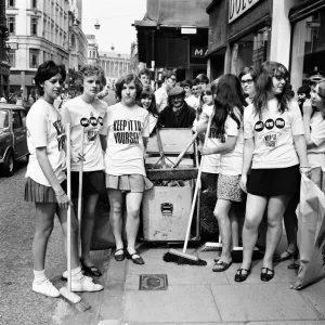 Teenagers say Keep Britain Tidy, New Street, Birmingham, Saturday 6th July 1968 Teenagers say Keep Britain Tidy, New Street, Birmingham, Saturday 6th July 1968