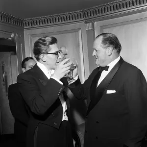 Die Fernsehpreise im Dorchester-Hotel, dargestellt sind Robin Day