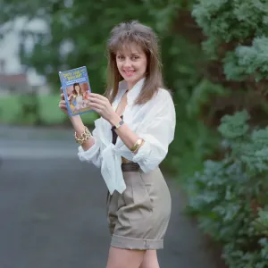 La presentatrice televisiva Carol Vorderman in posa con il suo libro 
