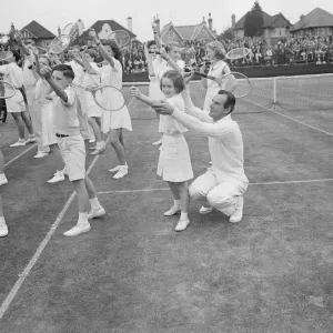 Tennis Fred Perry coaches children from the Surbiton High School