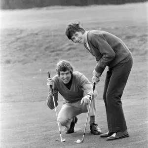 La estrella de tenis Winnie Wooldridge, 26 años, toma lecciones de golf con Ken MacPherson, de 29 años. La estrella de tenis Winnie Wooldridge, 26 años, toma lecciones de golf con Ken MacPherson, de 29 años.