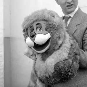 Terry Hall with Lennie the Lion. 1954 A401 Terry Hall with Lennie the Lion. 1954 A401