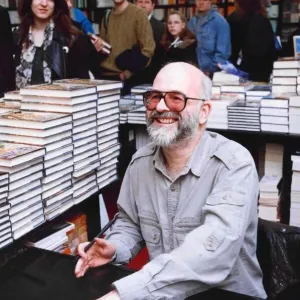 Terry Pratchett, un autore inglese di romanzi fantasy, firma copie del suo libro.