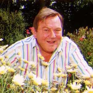 Terry Scott Comedy Actor in his garden at home dbase msi A©Mirrorpix Terry Scott Comedy Actor in his garden at home dbase msi A©Mirrorpix