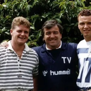 Terry Venables avec les nouveaux recrues d'été de Tottenham Hotspurs Paul Gascoigne.