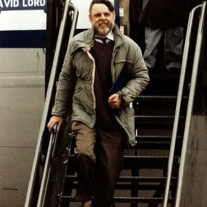 Terry Waite, antiguo rehén de Beirut, llega a casa descendiendo las escaleras del avión en noviembre de 1991.