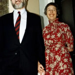 Terry Waite ex rehén y embajador de la Iglesia de Inglaterra con su esposa Frances Waite fuera.
