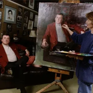 Terry Wogan TV Presenter sits patiently while artist June Mendozo paints his portrait Terry Wogan TV Presenter sits patiently while artist June Mendozo paints his portrait