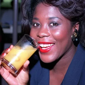TESSA SANDERSON, ATHLETE - ABOUT TO DRINK A GLASS OF ORANGE JUICE - 15 / 07 / 1992 TESSA SANDERSON, ATHLETE - ABOUT TO DRINK A GLASS OF ORANGE JUICE - 15 / 07 / 1992