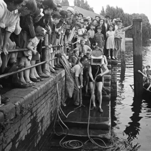 Testing out home made diving equipment, with crowds watching. Wiltshire. Circa 1945 Testing out home made diving equipment, with crowds watching. Wiltshire. Circa 1945