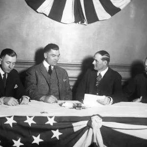 Tex Rickard firma Jack Dempsey per combattere Willard per il Campionato dei Pesi Massimi. Tex Rickard firma Jack Dempsey per combattere Willard per il Campionato dei Pesi Massimi.