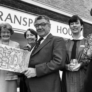 Le leader de l'union TGWU Barney Ward quitte Transport House pour la dernière fois. 20 octobre 1983