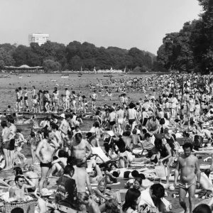 Migliaia di persone che si sono esposte al sole si sono riversate a The Serpentine nel parco Hyde di Londra oggi.