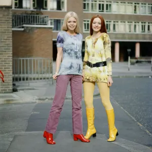 Röcke mit Tiefdruck-Technik getragen von Modellen, Jane (rot gefärbtes Haar) und Linda (Blonde-Haare), dem 3. März 1970 Röcke mit Tiefdruck-Technik getragen von Modellen, Jane (rot gefärbtes Haar) und Linda (Blonde-Haare), dem 3. März 1970