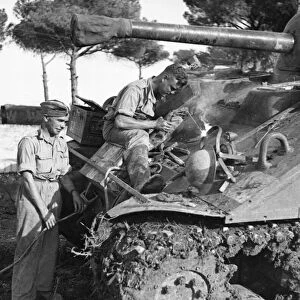 No time is lost in repairing slightly damaged tanks on the Italian front
