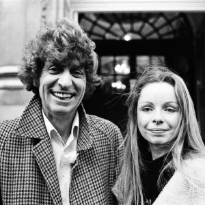 Tom Baker se casa con Lalla Ward en la Oficina de Registro de Chelsea. 13 de diciembre de 1980. Tom Baker se casa con Lalla Ward en la Oficina de Registro de Chelsea. 13 de diciembre de 1980.