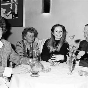 Tom Baker y su esposa Lalla Ward en un restaurante en Chelsea con sus padres. Tom Baker y su esposa Lalla Ward en un restaurante en Chelsea con sus padres.