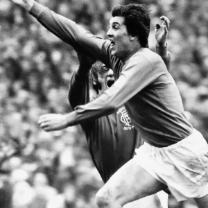 Tom Forsyth von Rangers feiert nachdem er das zweite Tor zum Sieg mit 3-2 gegen sie gewunken hat. Tom Forsyth von Rangers feiert nachdem er das zweite Tor zum Sieg mit 3-2 gegen sie gewunken hat.