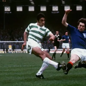 Tom Forsyth von Rangers schaut ein, um einen Schuss von Paul Wilson von Celtic zu verhindern während Tom Forsyth von Rangers schaut ein, um einen Schuss von Paul Wilson von Celtic zu verhindern während
