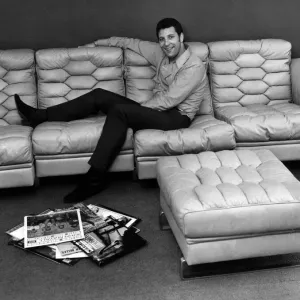 Tom Jones, en su nuevo hogar de £25000 libras esterlinas en Swingfield Grove, Sunbury, Middlesex. Tom Jones, en su nuevo hogar de £25000 libras esterlinas en Swingfield Grove, Sunbury, Middlesex.