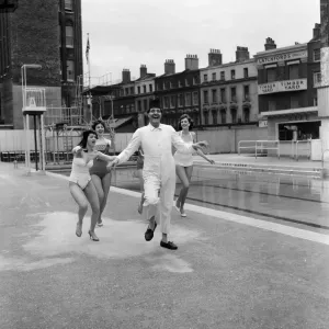 Tommy Cooper opening the Oasis outdoor swimming pool in Holborn for the season