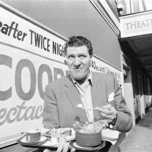 Tommy Cooper vu ici en train de prendre son petit déjeuner à l'extérieur du New Theatre, Oxford.